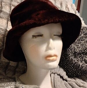 Color Is An Actual Plum 💜 Vintage Gap Thick Velvet Satin Lined NWT Winter Hat